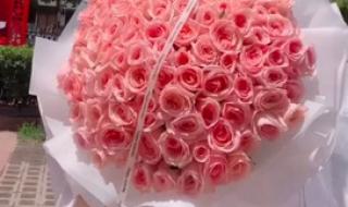 郑州地铁口摆满鲜花 郑州地铁口摆满鲜花